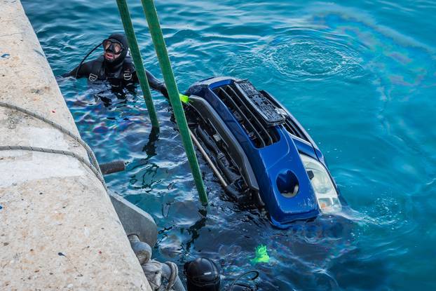 Split: Izvučen automobil koji je sinoć sletio u more kod gradske luke, vozač preminuo