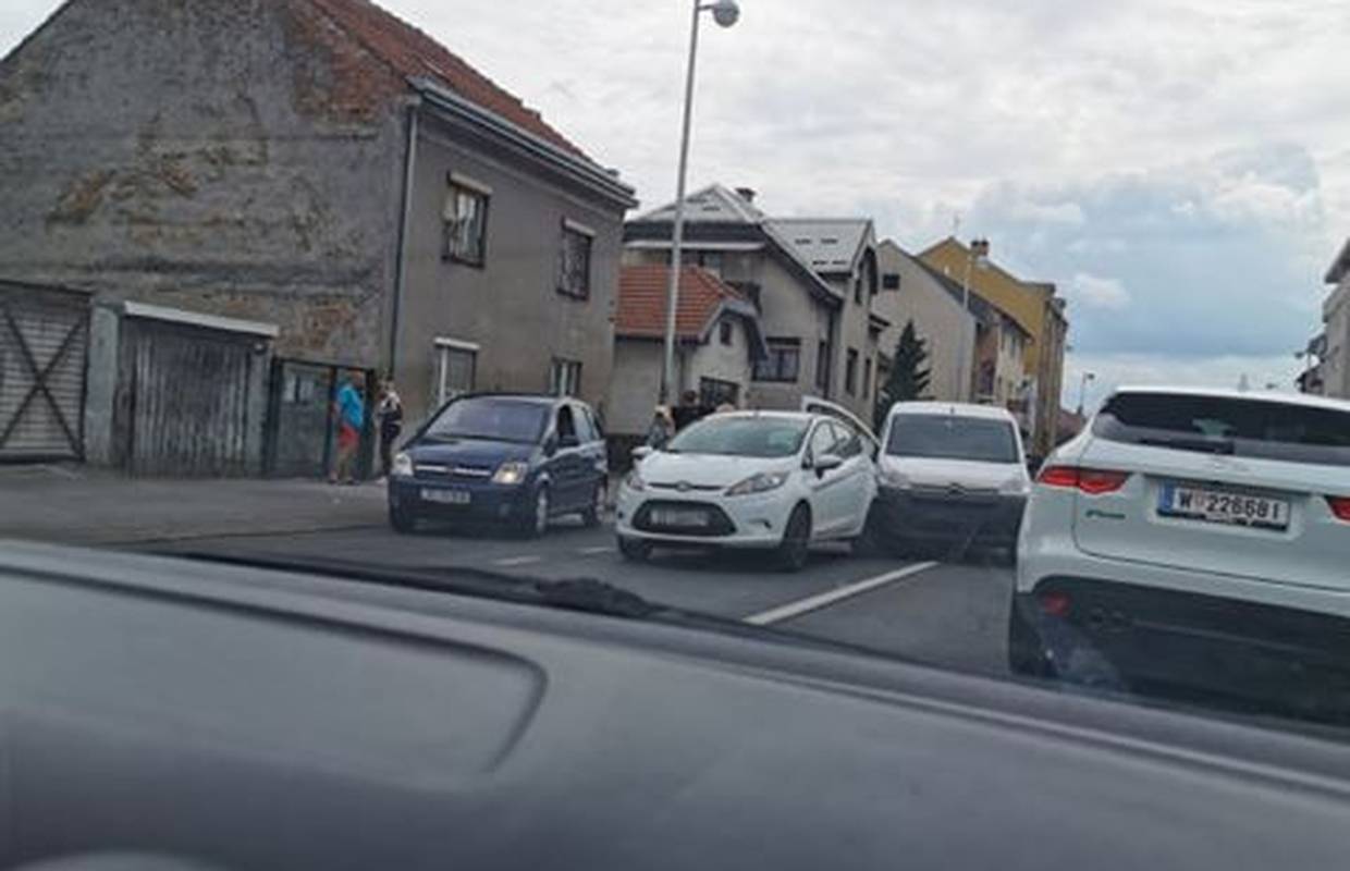 Jedan ozlijeđen u sudaru četiri automobila na Aleji Bologne