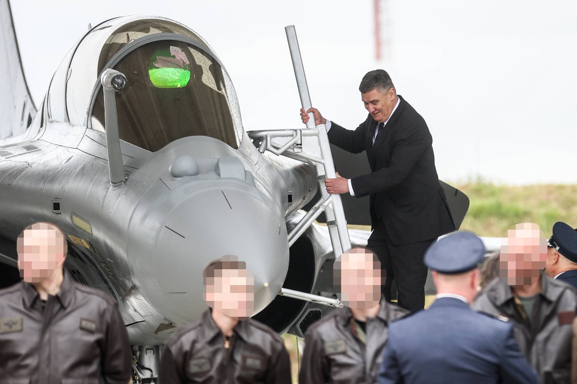 
Zagreb: Predsjednik Zoran Milanović pregledao Rafale i popeo se na jednog