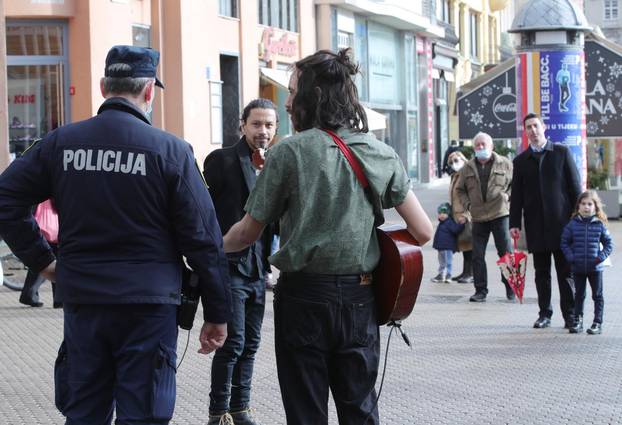 Zagreb: Policija prekinula svirku glazbenika iz Argentine na Trgu bana Jelaèiæa