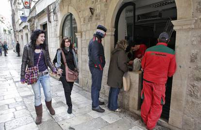 Dubrovnik postupno dobiva struju nakon dana u mraku