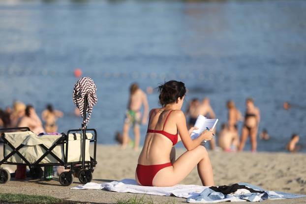 Osijek: Visoka temperatura je  izmamila mnogobrojne građane na osvježenje u Dravi