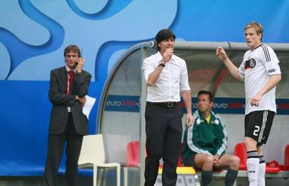 Zbog vuvuzela Joachim Loew govorit će "ručno"...