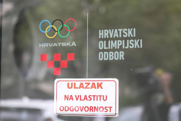 Zagreb: USKOK-ovi istražitelji izlaze iz prostorija HOO-a