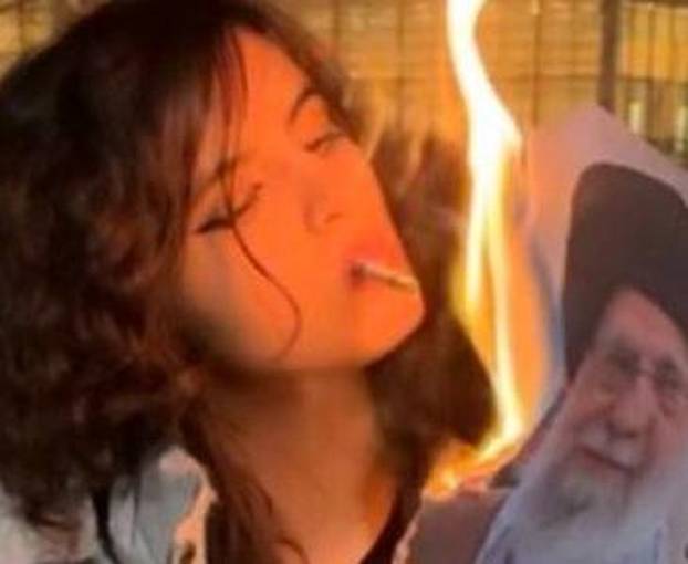 Prkos u Iranu: Mlade Iranke cigaretama pale slike vrhovnog vođe. Riskiraju smrtnu kaznu