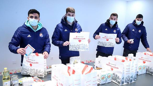 Dinamovi igrači podijelili 200 torbi stanovnicima Čučerja