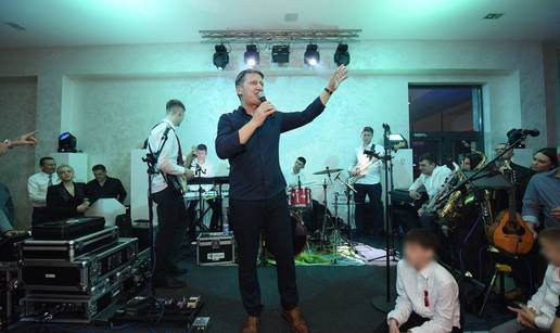 Prvi put zajedno na pozornici: Tomislav Brali&cacute; i njegova &ccaron;etiri sina o&ccaron;arali su goste na svadbi