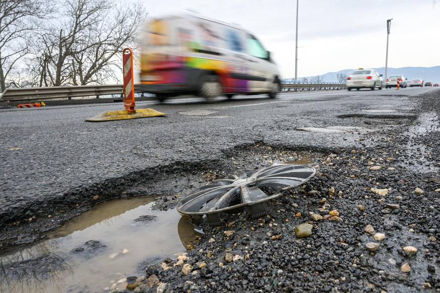 Zagreb: Započela hitna sanacija kolnika na Aveniji Većeslava Holjevca