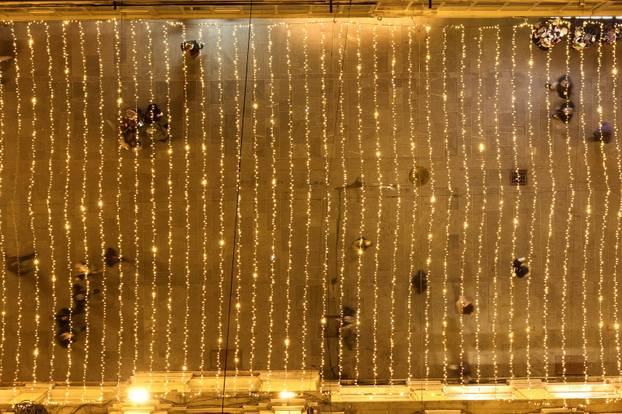 Pogled iz zraka na  novogodišnje ukrase u centru Sarajeva