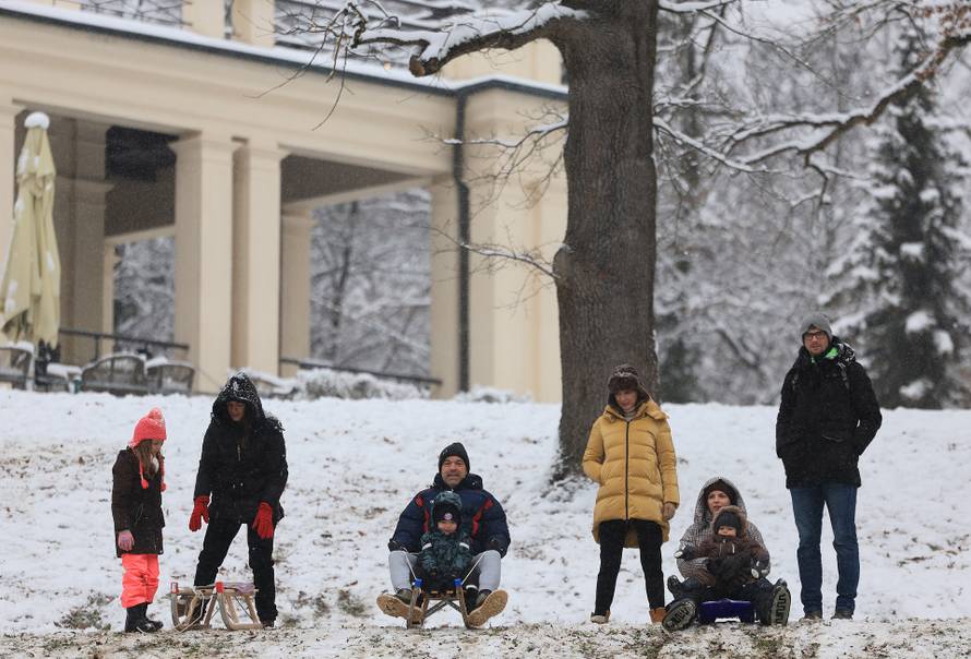 Zagreb: Maksimir, jedno od omiljenih mjesta za sanjkanje, grudanje ili šetnju po snijegu