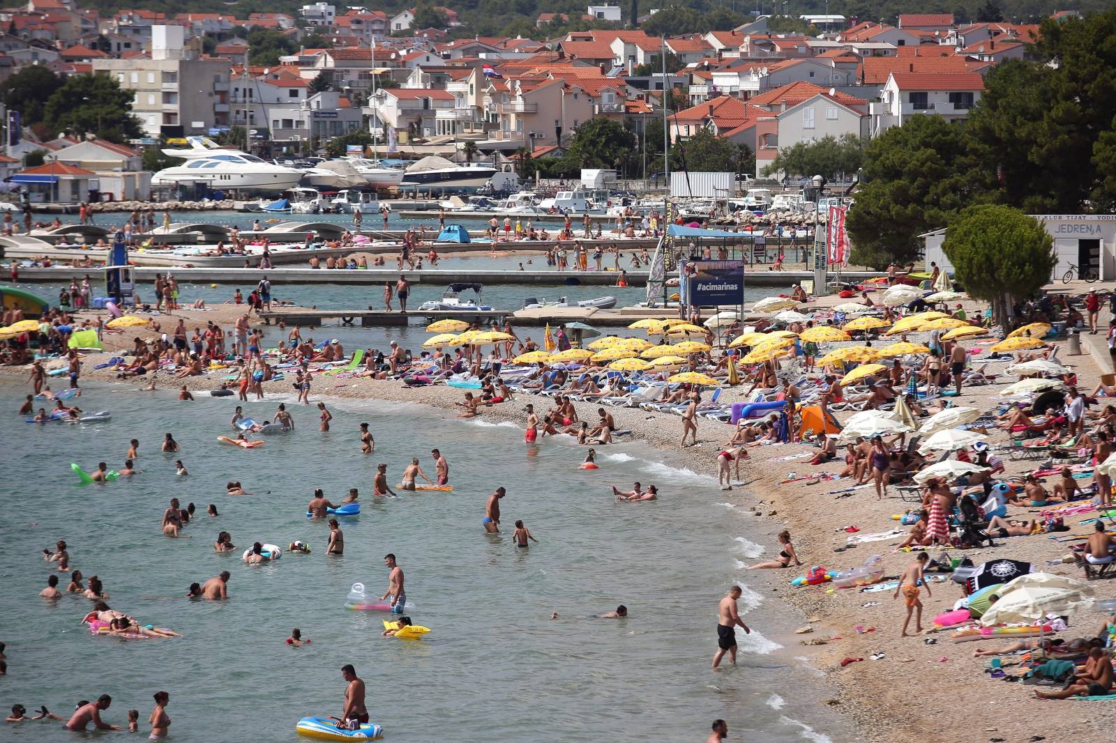 Plaže u Vodicama pune su kupača koji uživaju u sunčanom i toplom danu