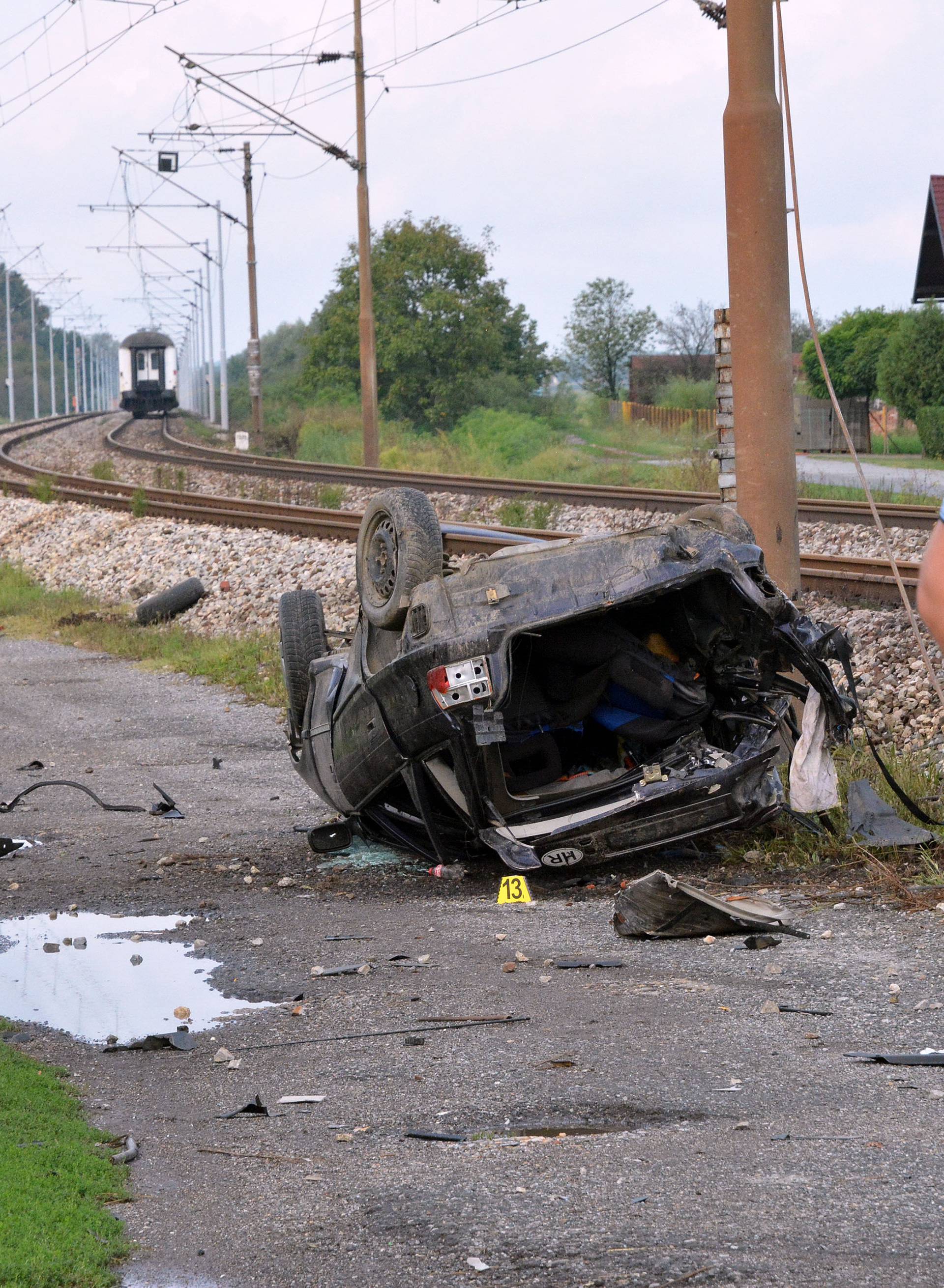 Donji Andrijevci: Jedna osoba smrtno stradala u naletu vlaka na automobil