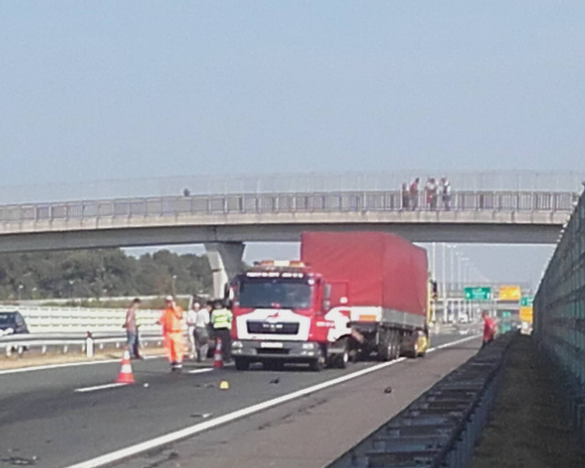 Autom se zabio u kamion na autocesti i na mjestu poginuo