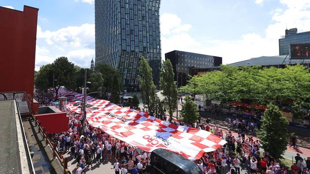 Najveća hrvatska navijačka zastava stigla u Hamburg, navijači oduševljeni