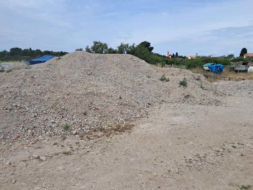 Očajni stanovnici i vikendaši Krapnja: U prirodnoj uvali žele graditi molove i teniske terene