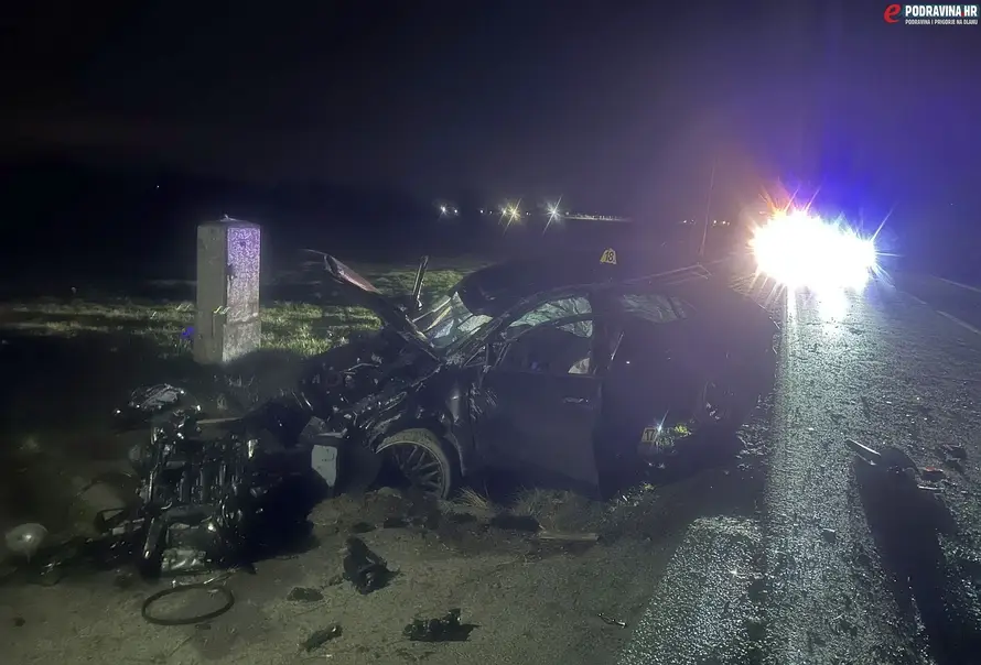 Strava kod Pitomače: Golfom je sletio s ceste, prednji dio auta je skroz smrskan. Jedan ozlijeđen