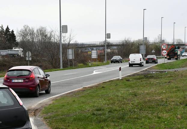 FOTO Tužni prizori u Sl. Brodu: Na mjestu gdje je poginulo dijete gori bijeli lampion...