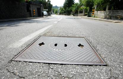 Tražio ključeve auta, upao u šaht i ugušio se u vodi i mulju 