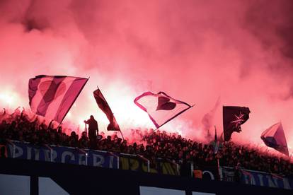 FOTO Torcida bakljama zasula teren Maksimira, letjele i do centra!? Evo što su im zaplijenili