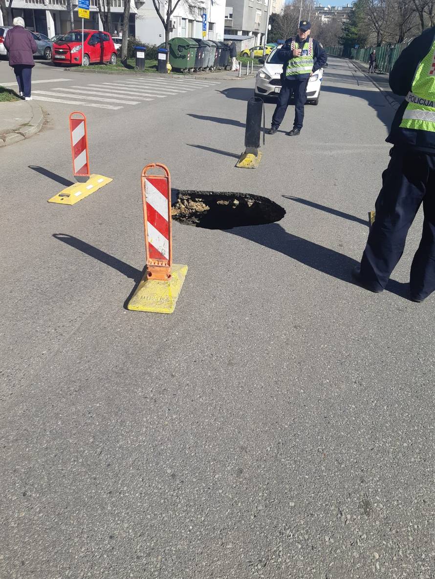 Video: Propao je dio ulice u Maksimiru, policija sve ogradila