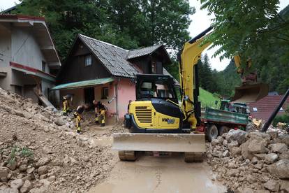 FOTO Odron zatrpao kuće nakon obilnih kiša u Sloveniji, morali su evakuirati ljude iz sela