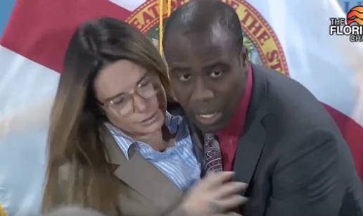 VIDEO Senatorici iz Floride naglo pozlilo pred kamerama: Počela padati, ulovio ju kirurg