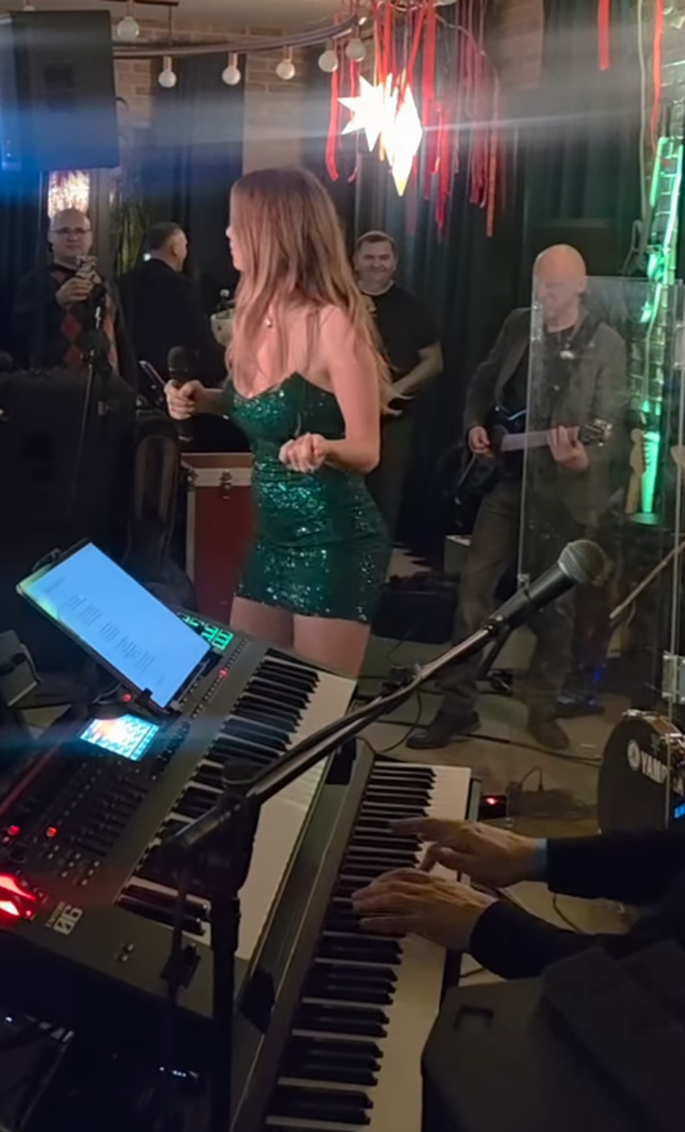 FOTO Lille u uskoj crvenoj haljini naglasila figuru i oduševila fanove: 'Zgodna ljepotica'