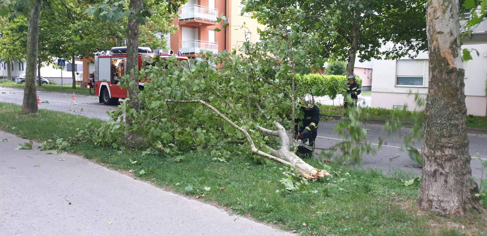 Tuča u Samoboru, jak vjetar u Zagrebu odnio krov sa zgrade