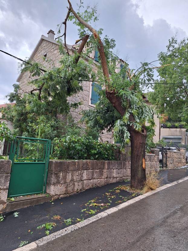 FOTO Split kao nakon tornada! Ovo je prognoza za danas: Za tri regije upalili alarm zbog oluje