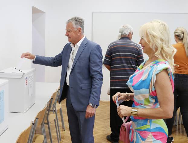 Šibenik: Petar Baranoviæ,kandidat za župana Šibensko-kninske županije glasovao.