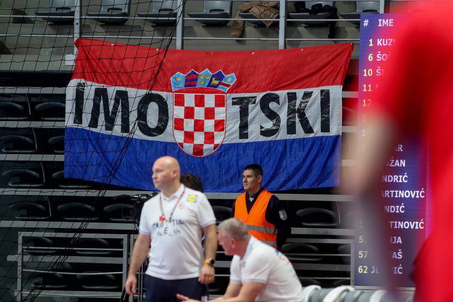 Zadar: Zagrijavanje rukometaša prije početka prijateljske utakmice između Hrvatske i Švicarske