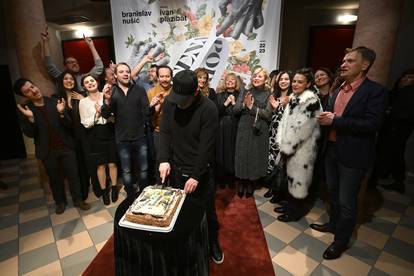 Zagreb: Ansambl koji je uprizorio 'Ožalošćenu porodicu' zasladio se tortom nakon uspješne premijere