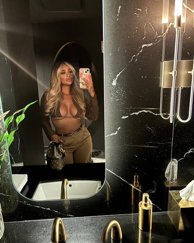 FOTO Odbija skrivati adute: Manekenka pozira u izazovnim izdanjima i osvaja mreže