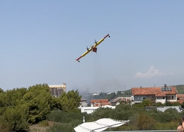 VIDEO Izbio požar kod Zadra: 'Vatra je zahvatila i borovu šumu, digli smo i kanader'