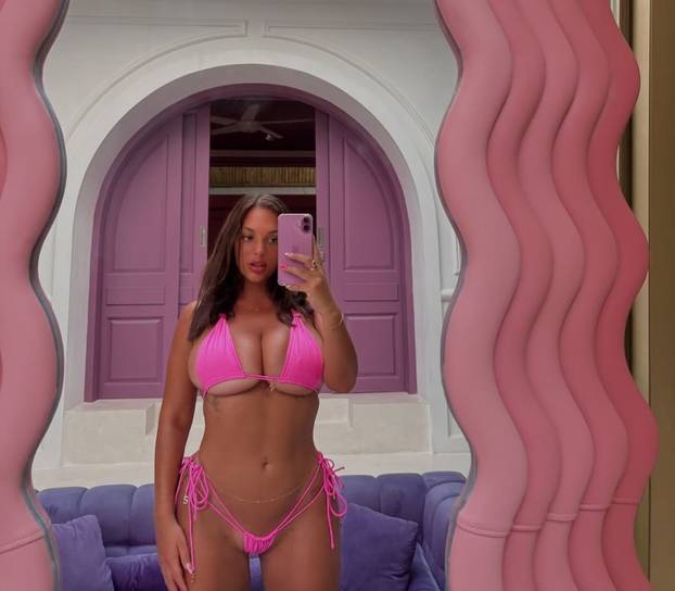 Stjuardesa dala otkaz jer joj je guza prevelika za uski prolaz u avionu. Sad se tješi u Hrvatskoj