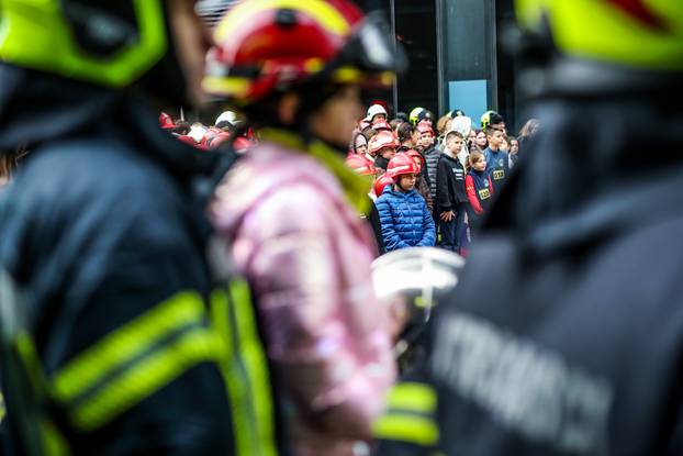 Zagreb: Vatrogasci pod punom opremom pretrčali 666 stepenica u humanitarne svrhe
