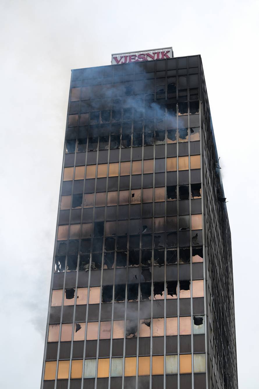 Zagreb: Ugašena vatra na Vjesnikovom neboderu 