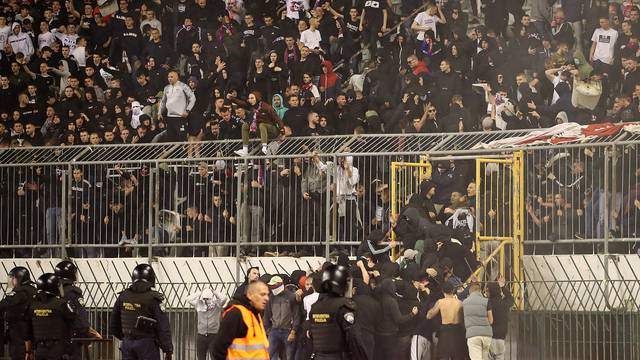 Kaos na Poljudu: Torcida upala na teren, igrači pobjegli u tunel! Specijalci tjerali huligane