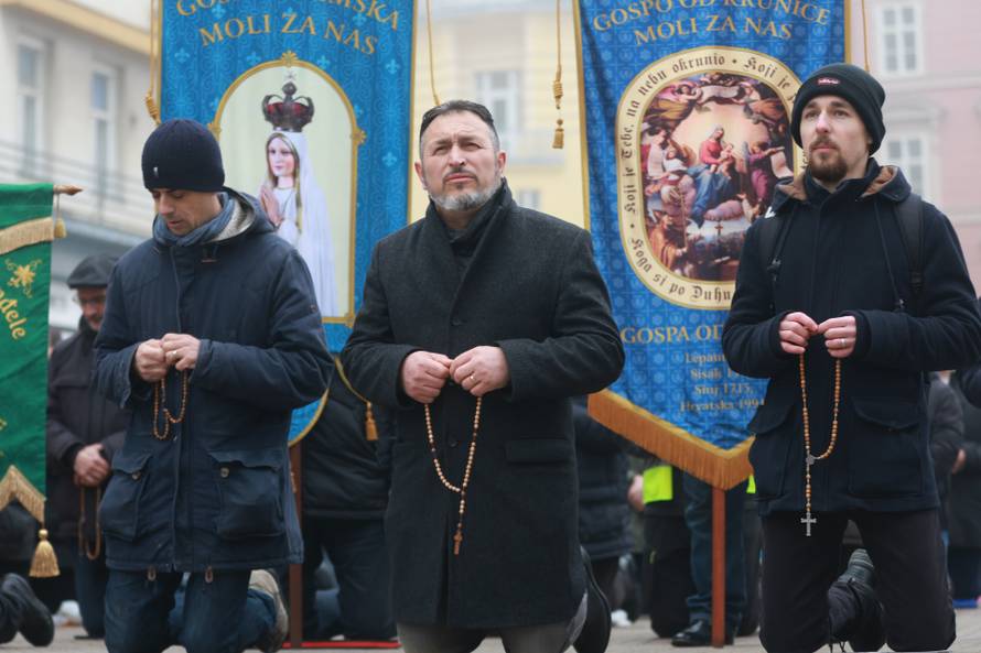 Molitelji od ranih jutarnjih sati kleče na Trgu bana Josipa Jelačića, dočekao ih je kontraprosvjed