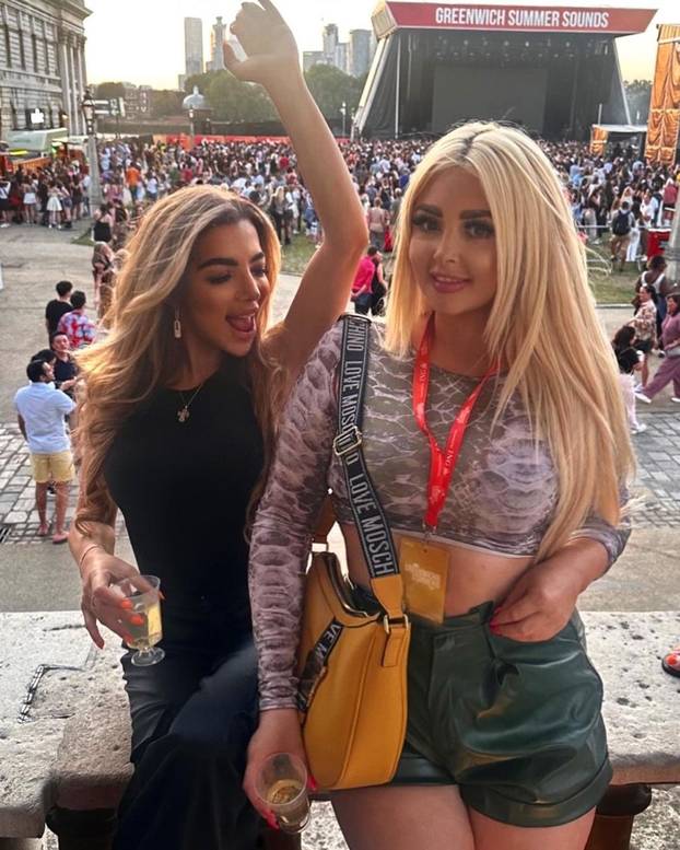 FOTO Bujnoj influencerici ova fobija otežava život: 'Bojim se!'