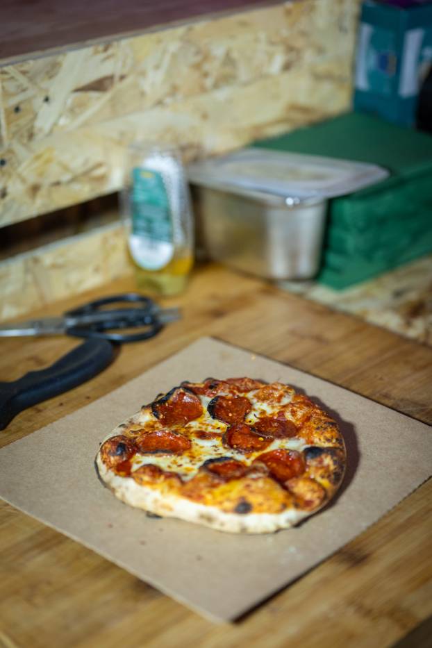 Posjetitelji uživaju u pizzama mini pizzerije Pizza Actually u sklopu adventa u Muzeju grada Zagreba