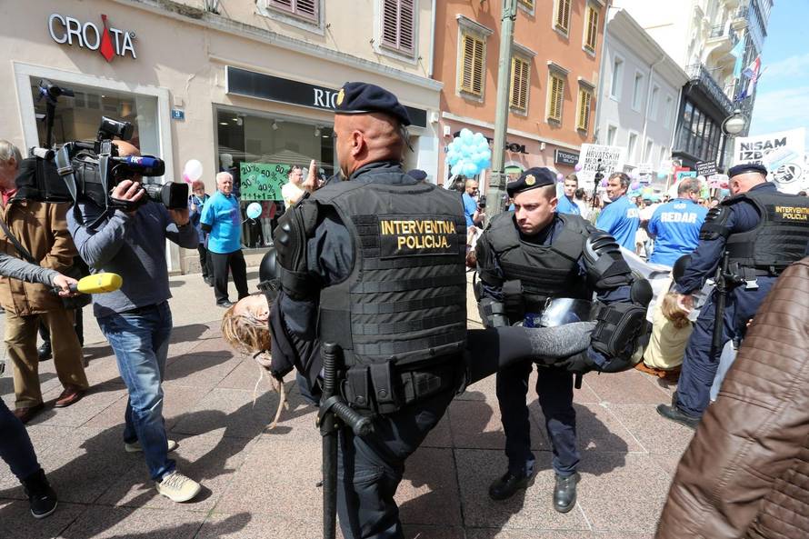 Prosvjednici pokušali zastaviti Hod za život, odvela ih policija