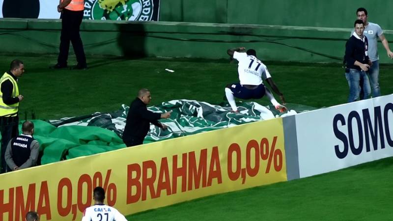 VIDEO E ovo je peh godine! Išao slaviti gol pa upao u rupetinu, a onda je stigao još jedan šok...