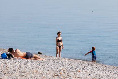 Fotogalerija s hrvatskih plaža: Diljem obale i dalje se kupaju