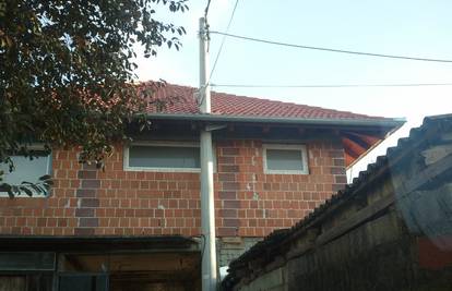 Snalažljivi graditelji betonski su stup 'ugradili' u krov kuće