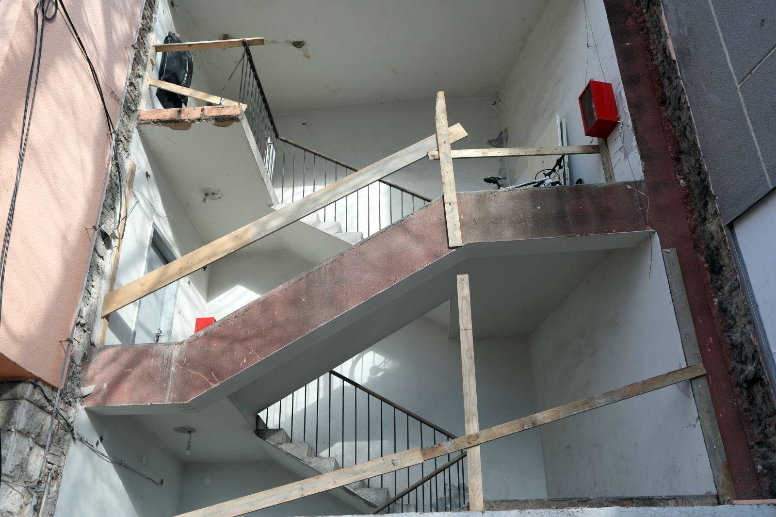U Kninu se urušio dio stambene zgrade na trgu Oluje
