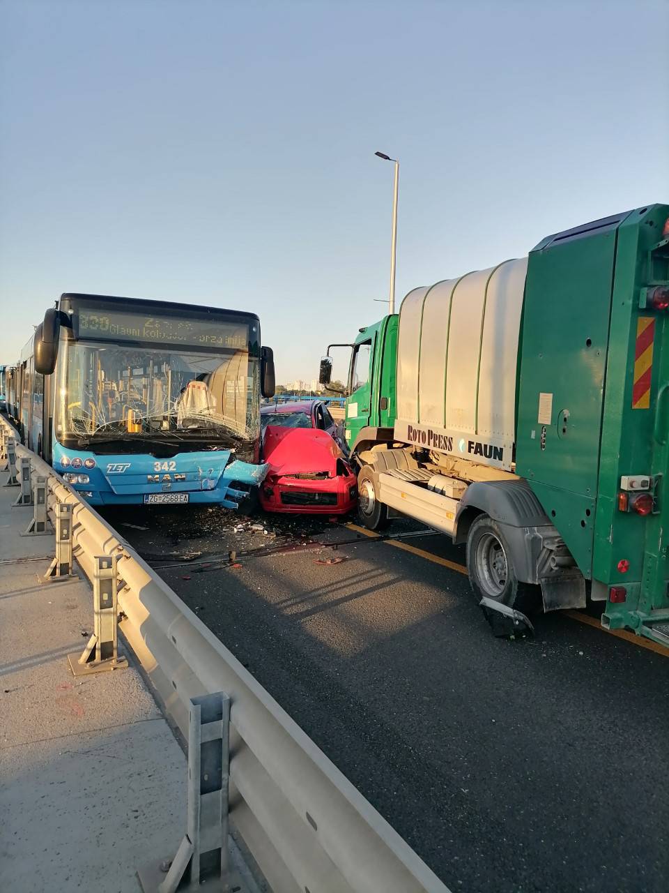 Auto zdrobljen između autobusa i kamiona na Mostu slobode: 'Čovjek je izašao sav krvav'