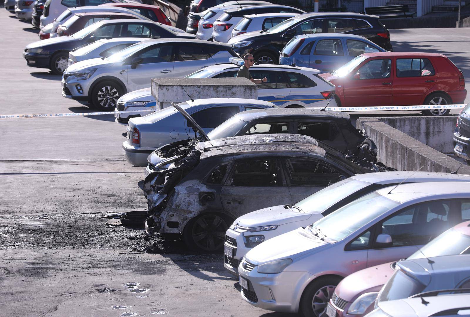 Split: Dva auta izgorjela na parkingu, još sedam oštećenih