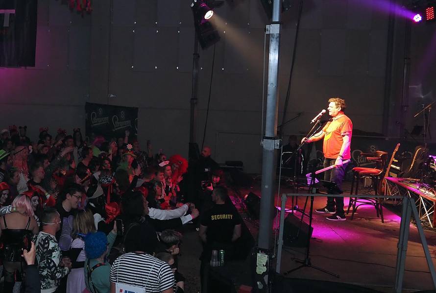 Alen Vitasović uoči maškaranog koncerta: 'Ovaj put me gađajte grudnjacima, a ne oradama...'