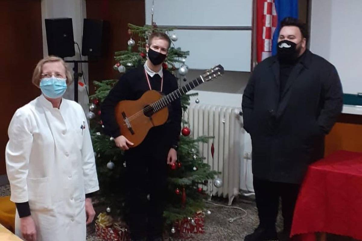 Houdek je zapjevao u Klinici za infektivne bolesti pa je pozirao s Markotić: Čuvajmo jedni druge